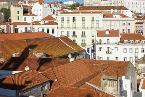 Vista sobre os telhados de telha do bairro de Alfama, em Lisboa.