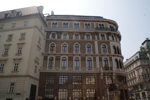 Edifício residencial em Viena, no bairro de Mariahilf, com fachada típica do urbanismo do final do século XIX e início do século XX.