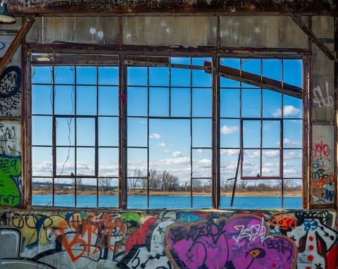 Edifício abandonado em Floyd Bennett Field, antiga Naval Air Station de Nova Iorque. Imagem ilustrativa de stock institucional fora de uso, tema discutido pelo working paper como caso particular de má alocação do parque habitacional.