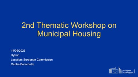 Diapositivo de abertura do 2.º workshop temático da Comissão Europeia sobre habitação municipal, em letras amarelas sobre fundo azul.