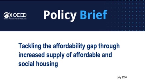Capa do policy brief da OCDE «Tackling the affordability gap through increased supply of affordable and social housing», com o logótipo da OCDE sobre fundo azul-escuro, datado de julho de 2026.