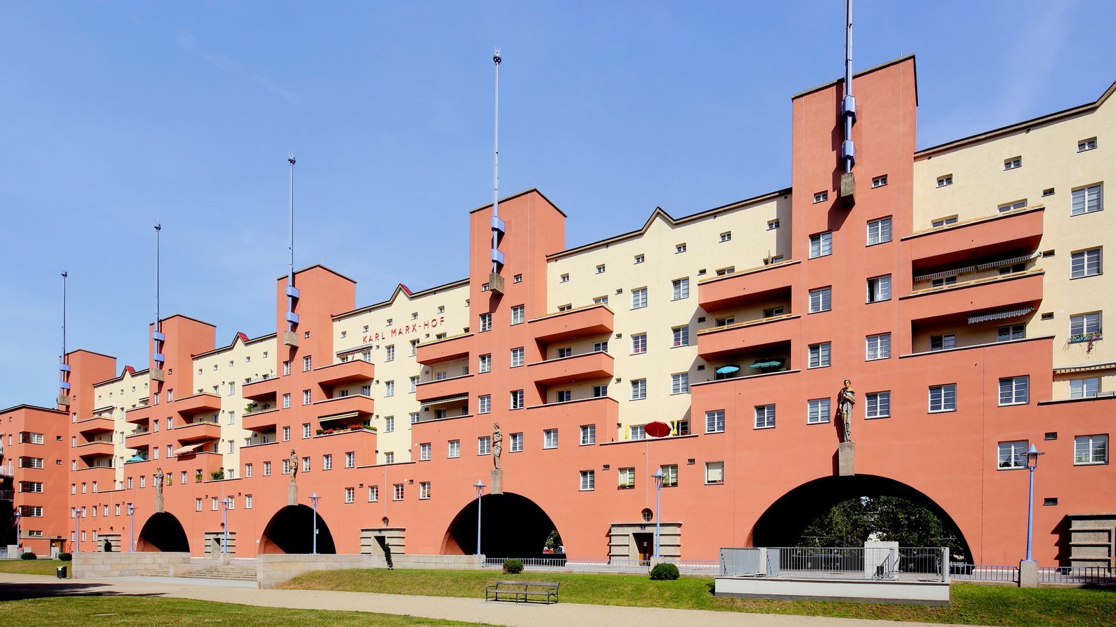 Fachada do Karl-Marx-Hof em Viena, Áustria, um dos edifícios emblemáticos da habitação municipal vienense do século XX.